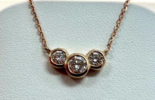 14 kt rose gold 3 diamond pendant
0.33 carat