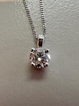 1/4 carat diamond pendant